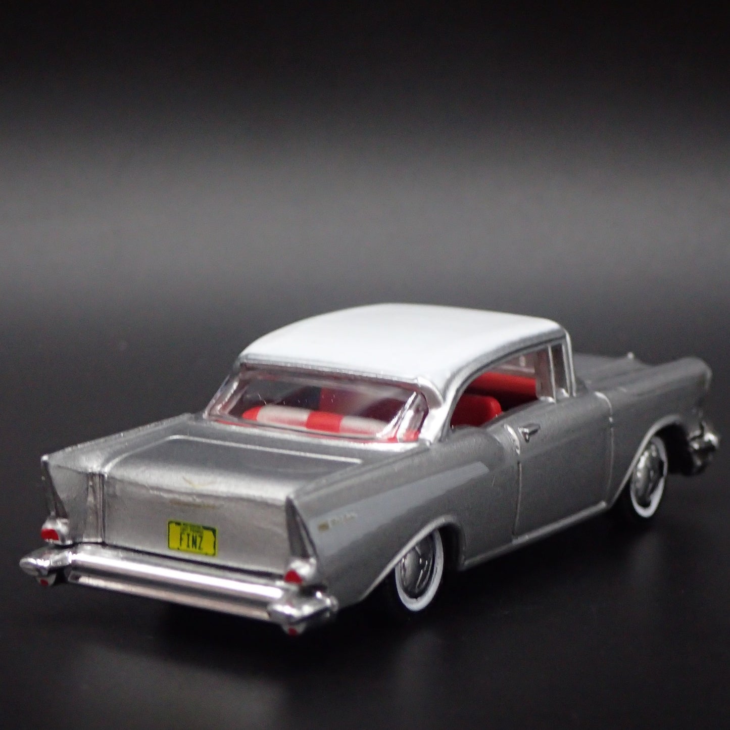 1957 57 CHEVY CHEVROLET BEL AIR SILVER RARE 1:64 SCALE DIORAMA DIECAST MODEL CAR