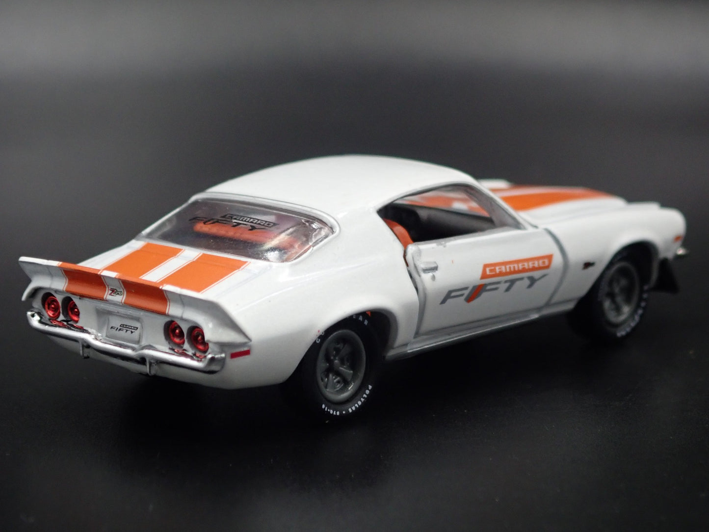 1972 72 CHEVY CHEVROLET CAMARO Z/28 WHITE 1:64 SCALE DIORAMA DIECAST MODEL CAR