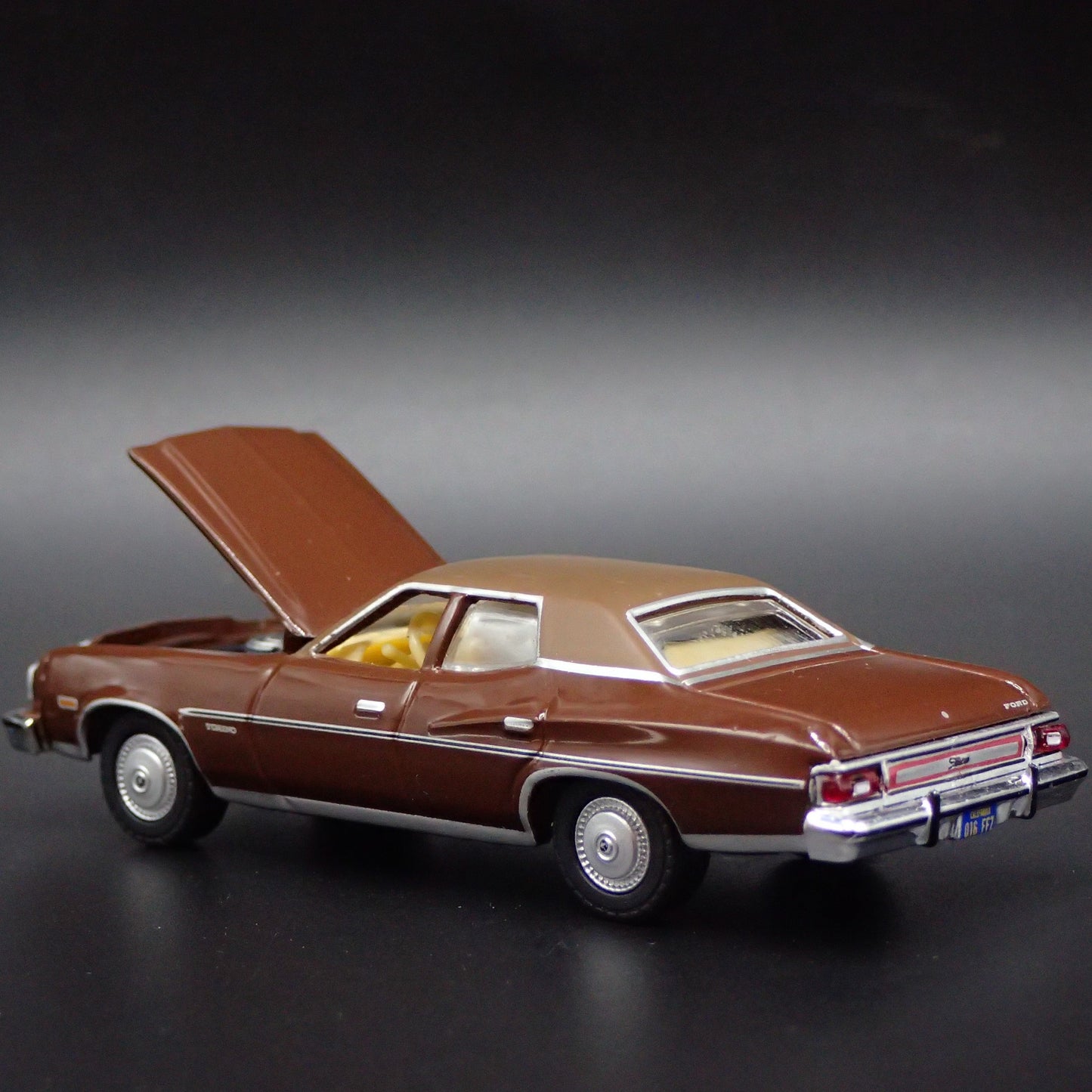 1974 74 FORD GRAN TORINO BROUGHAM BURGUNDY 1:64 SCALE DIORAMA DIECAST MODEL CAR