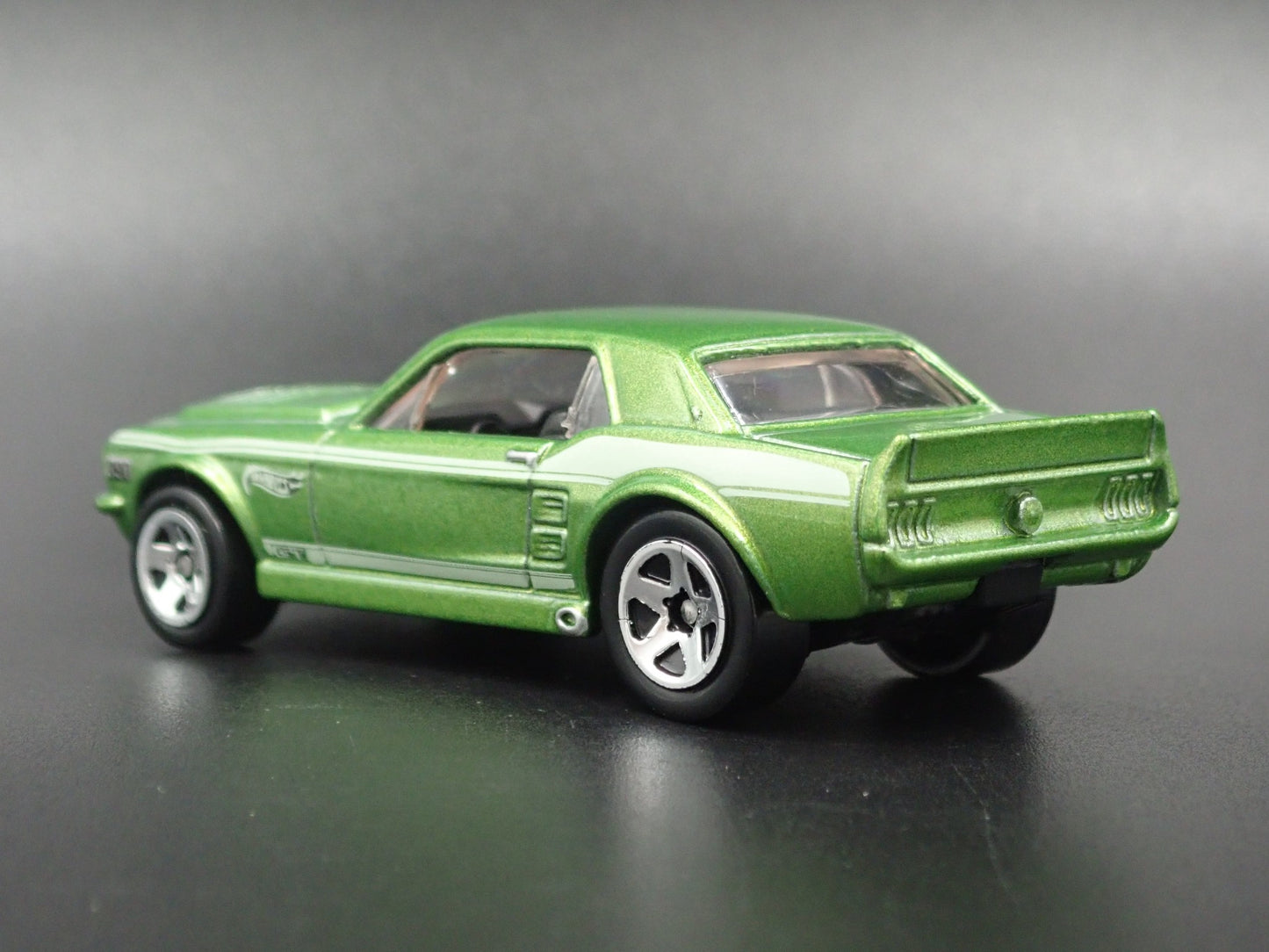 1967 67 FORD MUSTANG COUPE GREEN 1:64 SCALE COLLECTIBLE DIORAMA DIECAST MODEL CAR