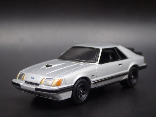 1986 86 FORD MUSTANG SVO FOX BODY SILVER 1:64 SCALE DIORAMA DIECAST MODEL CAR