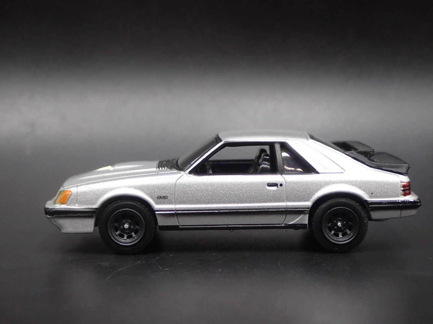 1986 86 FORD MUSTANG SVO FOX BODY SILVER 1:64 SCALE DIORAMA DIECAST MODEL CAR
