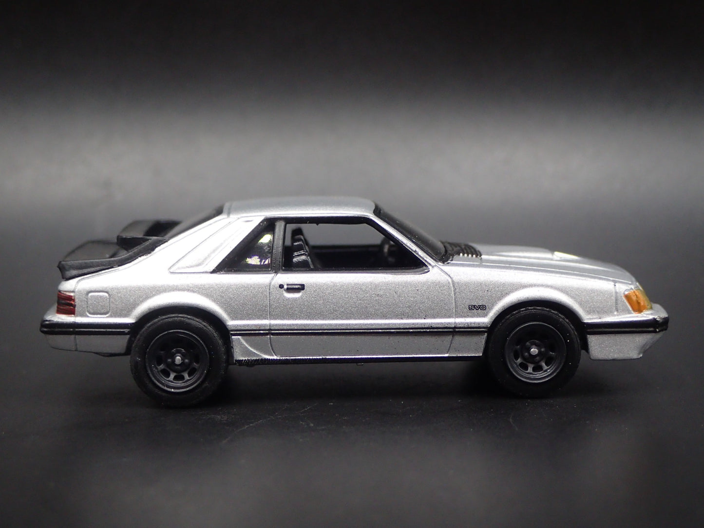 1986 86 FORD MUSTANG SVO FOX BODY SILVER 1:64 SCALE DIORAMA DIECAST MODEL CAR