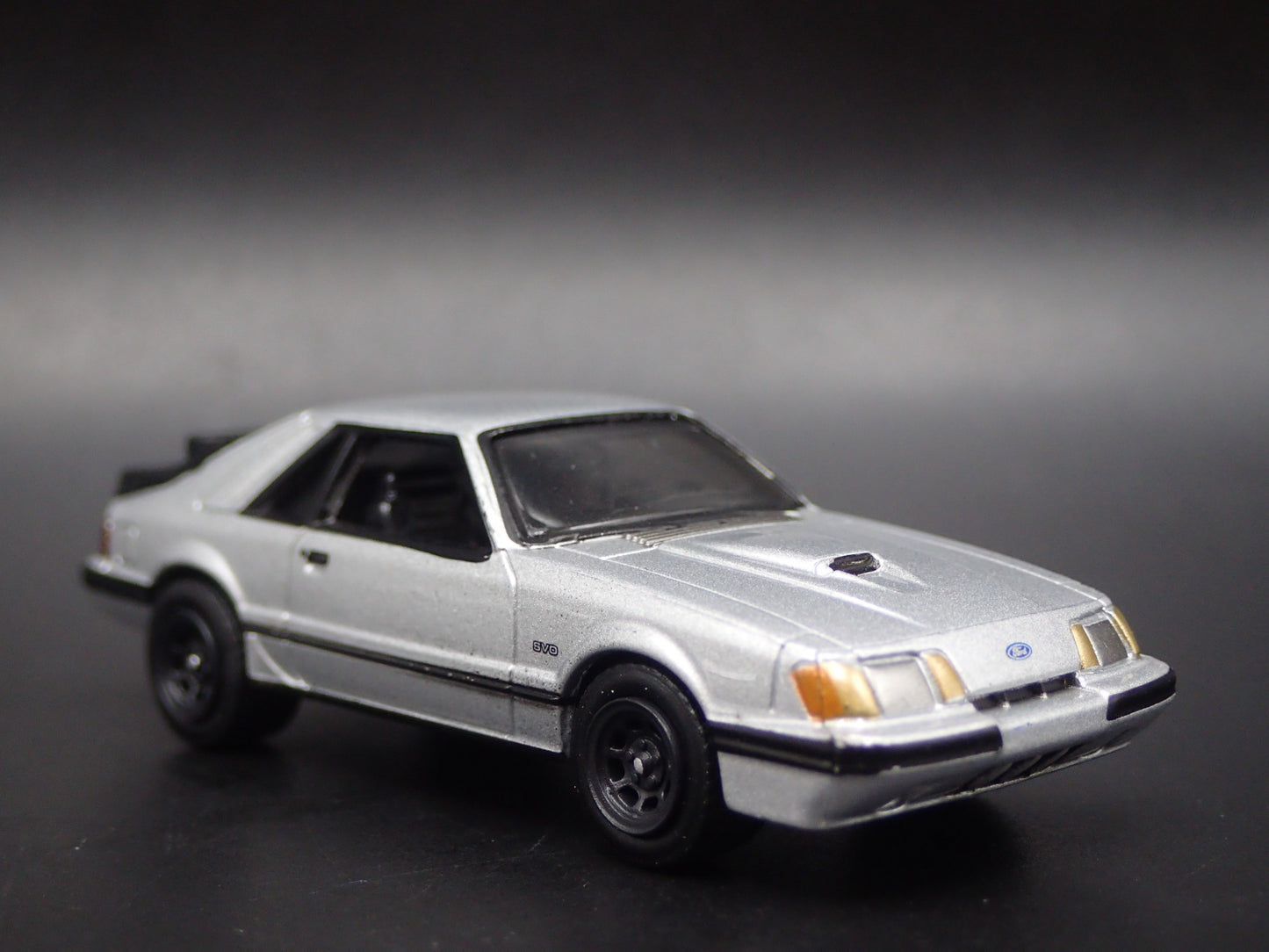 1986 86 FORD MUSTANG SVO FOX BODY SILVER 1:64 SCALE DIORAMA DIECAST MODEL CAR
