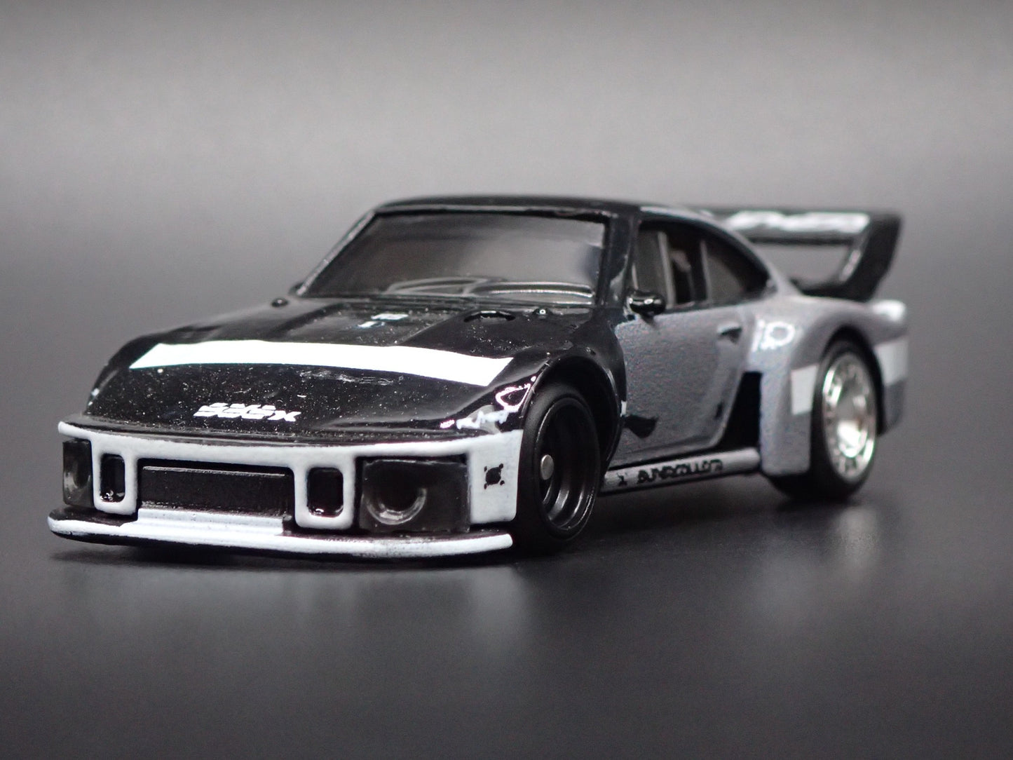 1976-1981 PORSCHE 935 RACING 1:64 SCALE COLLECTIBLE DIORAMA DIECAST MODEL CAR