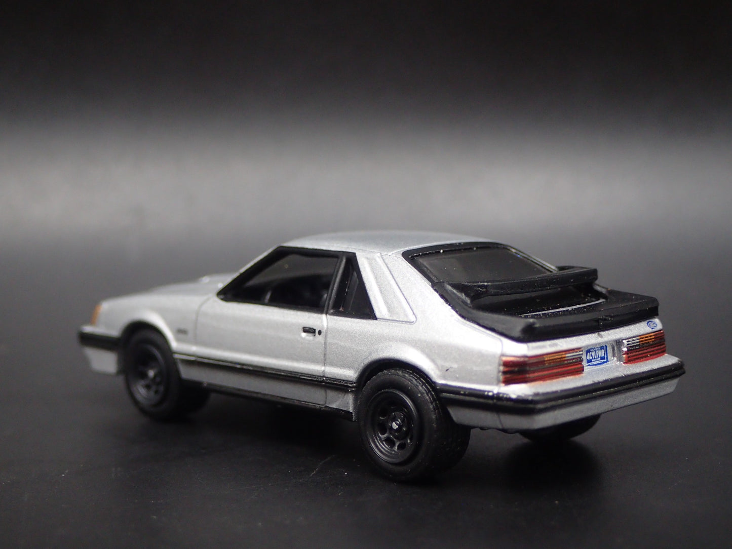 1986 86 FORD MUSTANG SVO FOX BODY SILVER 1:64 SCALE DIORAMA DIECAST MODEL CAR