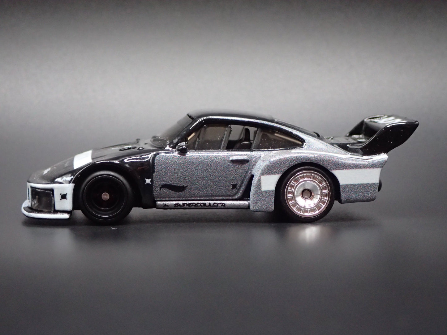 1976-1981 PORSCHE 935 RACING 1:64 SCALE COLLECTIBLE DIORAMA DIECAST MODEL CAR