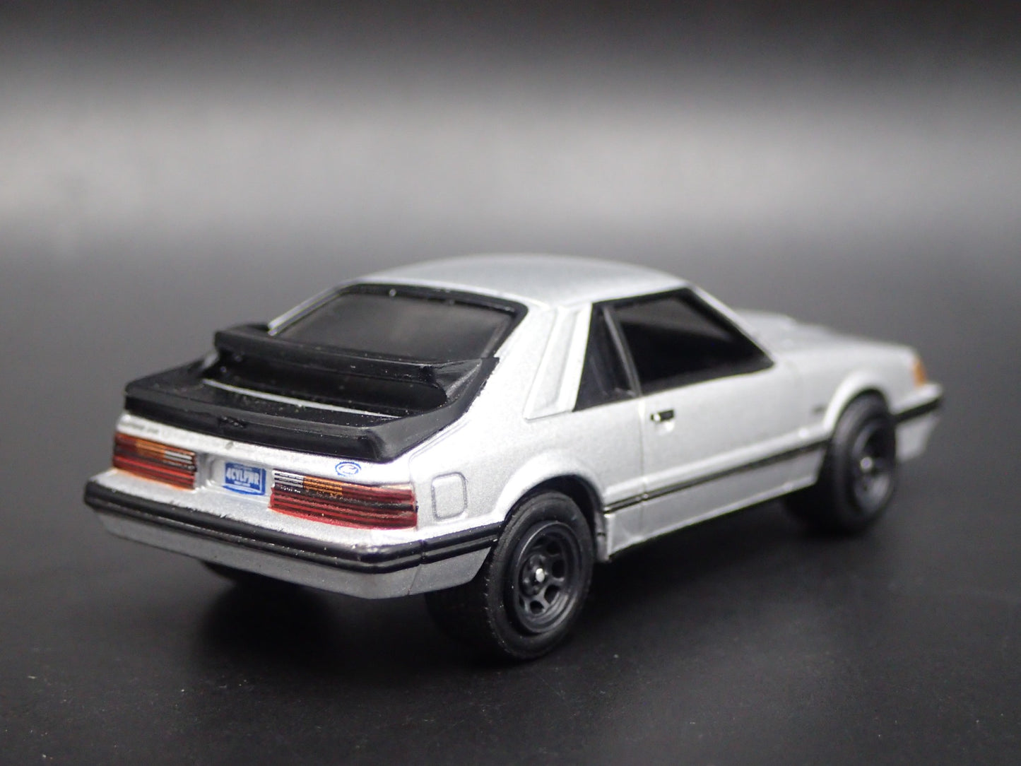 1986 86 FORD MUSTANG SVO FOX BODY SILVER 1:64 SCALE DIORAMA DIECAST MODEL CAR