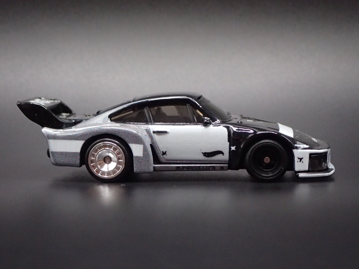 1976-1981 PORSCHE 935 RACING 1:64 SCALE COLLECTIBLE DIORAMA DIECAST MODEL CAR