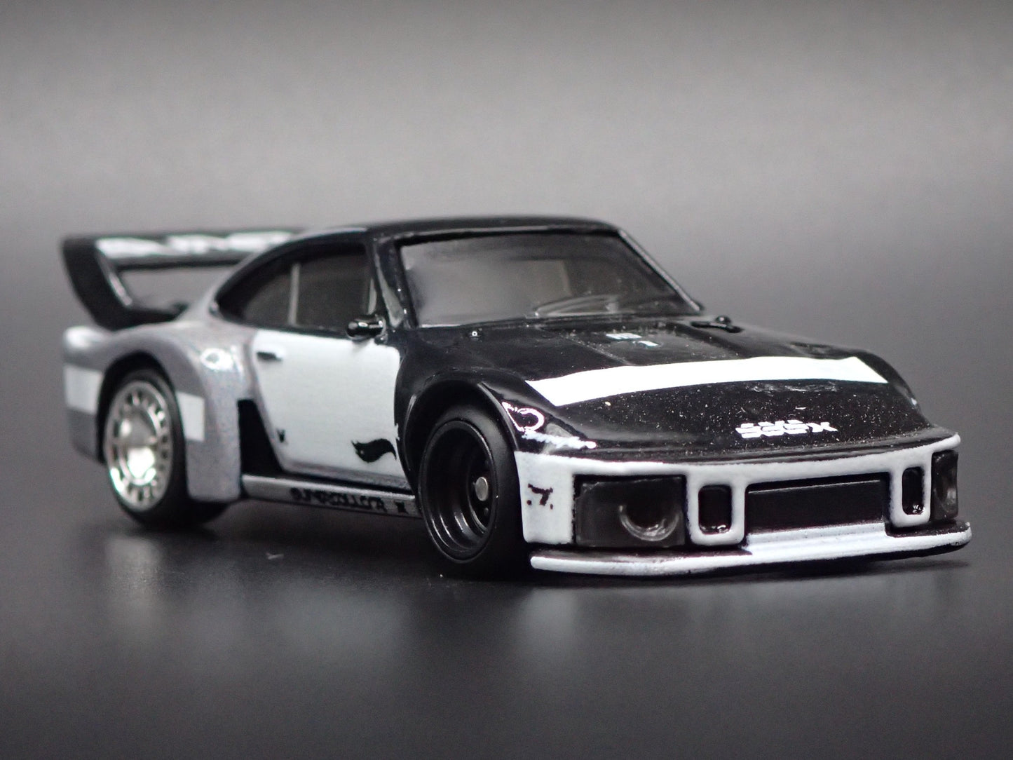 1976-1981 PORSCHE 935 RACING 1:64 SCALE COLLECTIBLE DIORAMA DIECAST MODEL CAR