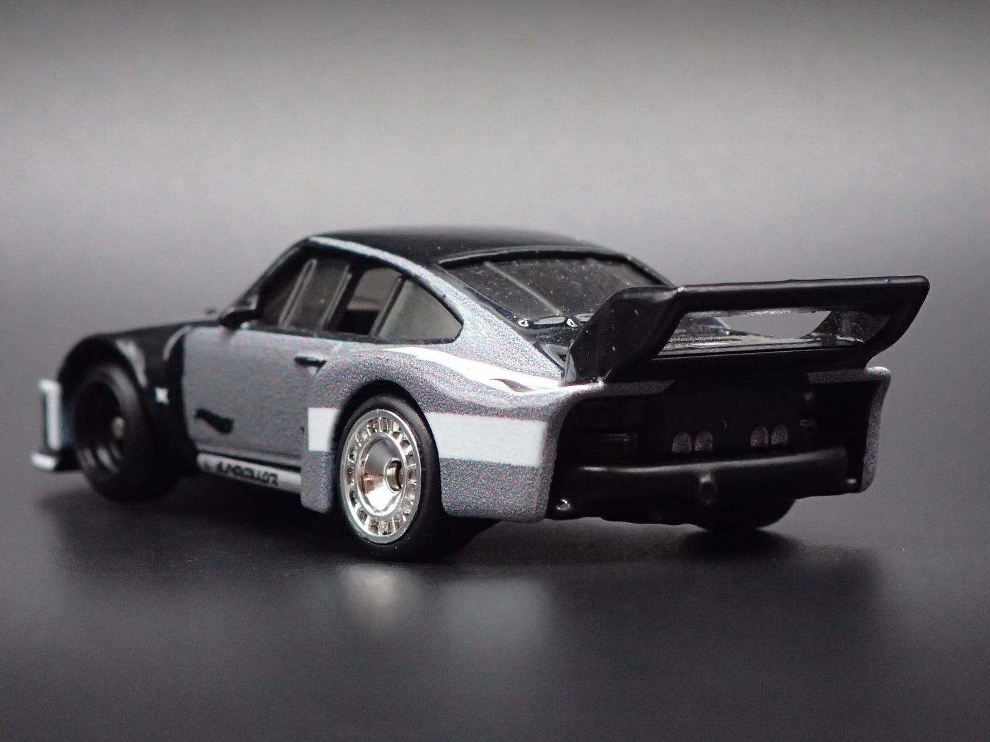 1976-1981 PORSCHE 935 RACING 1:64 SCALE COLLECTIBLE DIORAMA DIECAST MODEL CAR