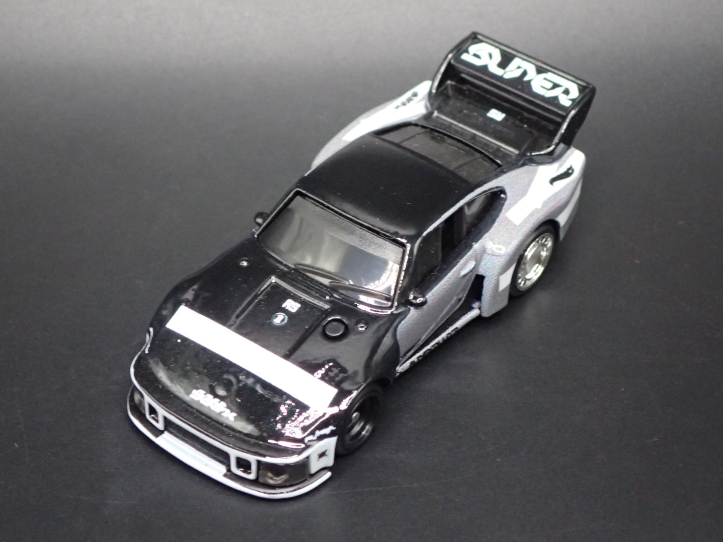 1976-1981 PORSCHE 935 RACING 1:64 SCALE COLLECTIBLE DIORAMA DIECAST MODEL CAR