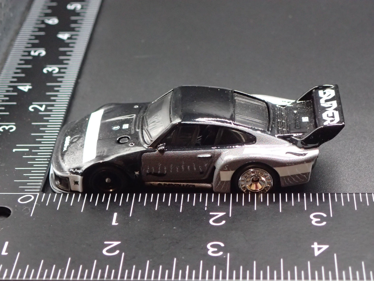 1976-1981 PORSCHE 935 RACING 1:64 SCALE COLLECTIBLE DIORAMA DIECAST MODEL CAR