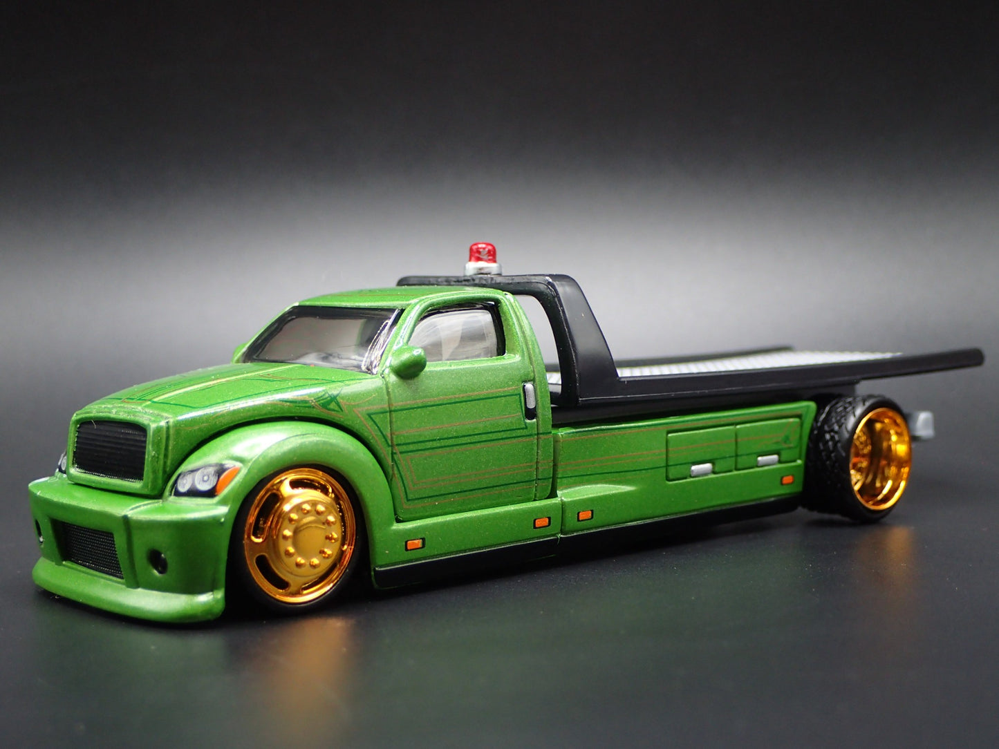 MODERN CUSTOM FLATBED CAR HAULER FORD GREEN 1:64 SCALE DIORAMA DIECAST MODEL CAR