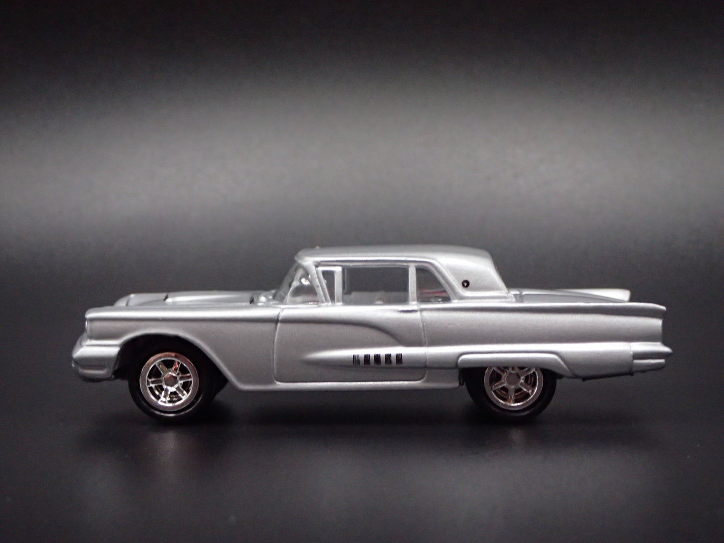 1958 58 FORD THUNDERBIRD TBIRD 1:64 SCALE COLLECTIBLE DIORAMA DIECAST MODEL CAR