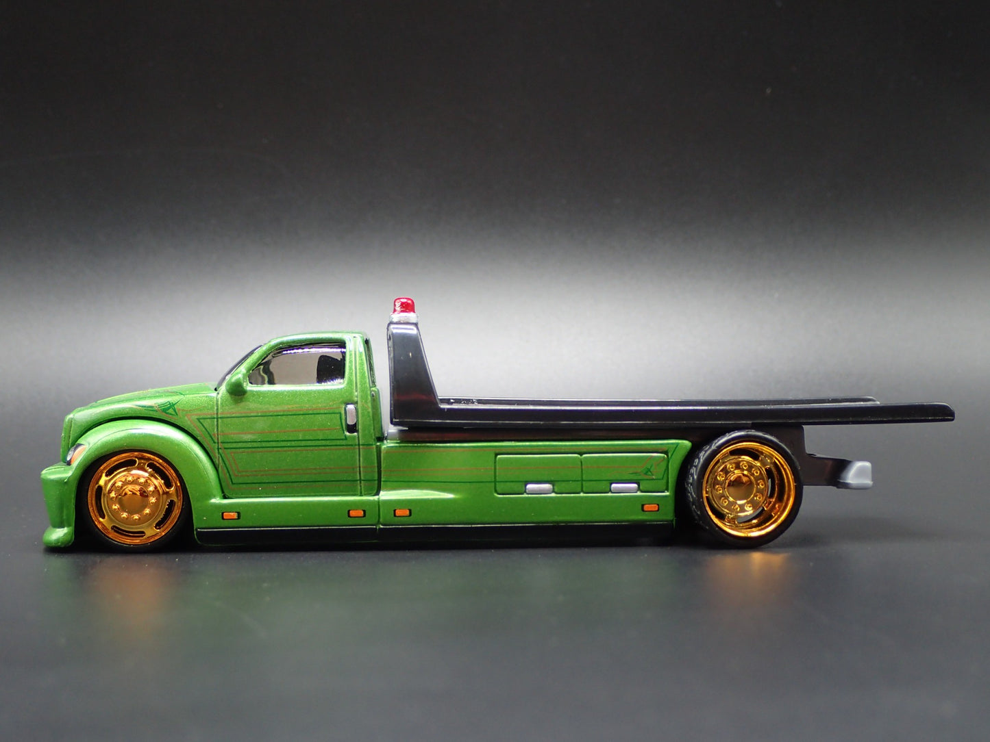MODERN CUSTOM FLATBED CAR HAULER FORD GREEN 1:64 SCALE DIORAMA DIECAST MODEL CAR