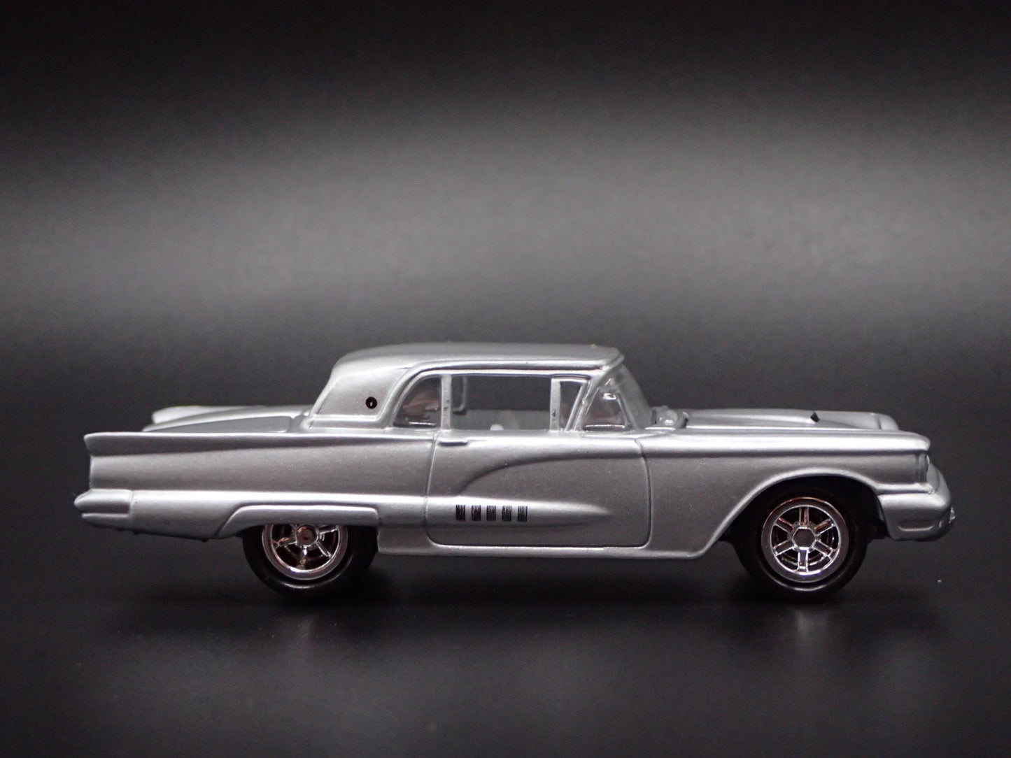 1958 58 FORD THUNDERBIRD TBIRD 1:64 SCALE COLLECTIBLE DIORAMA DIECAST MODEL CAR