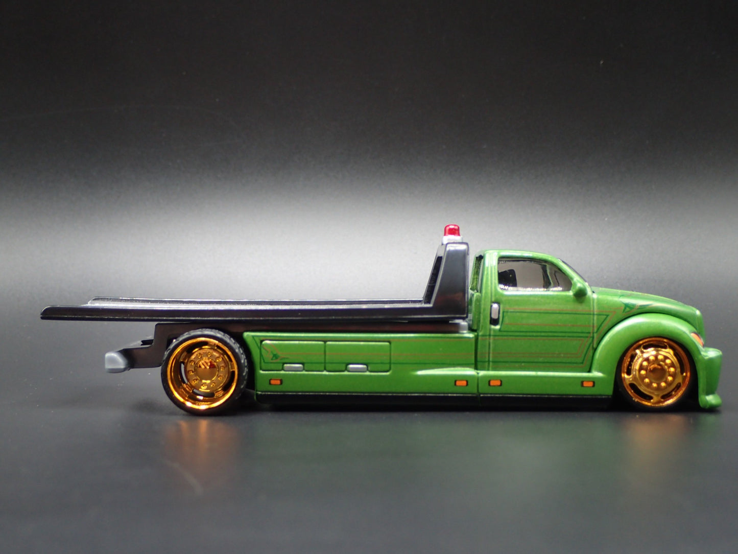 MODERN CUSTOM FLATBED CAR HAULER FORD GREEN 1:64 SCALE DIORAMA DIECAST MODEL CAR