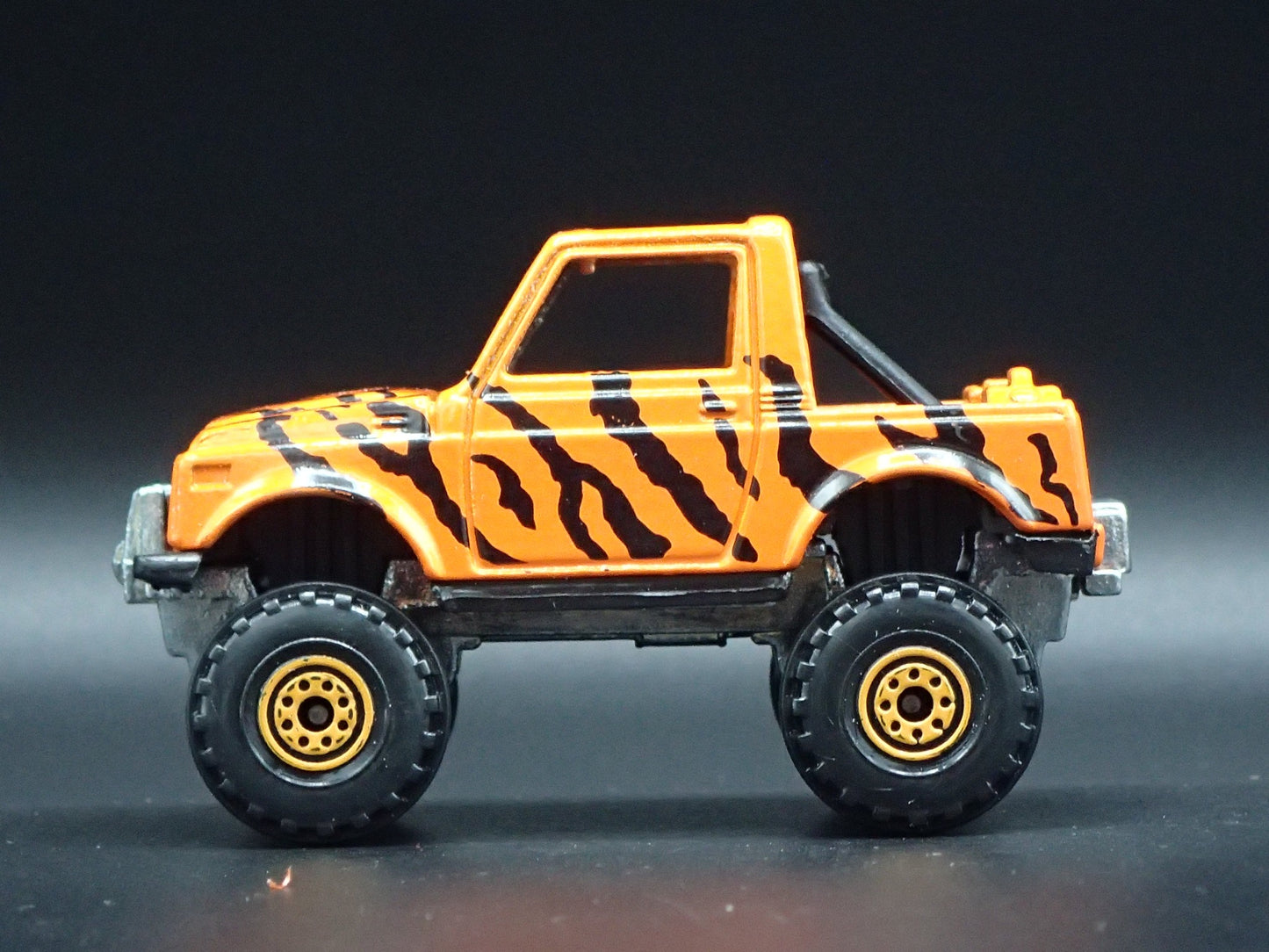 1992-1998 SUZUKI SAMURAI TRUCK 1:64 SCALE COLLECTIBLE DIORAMA DIECAST MODEL CAR