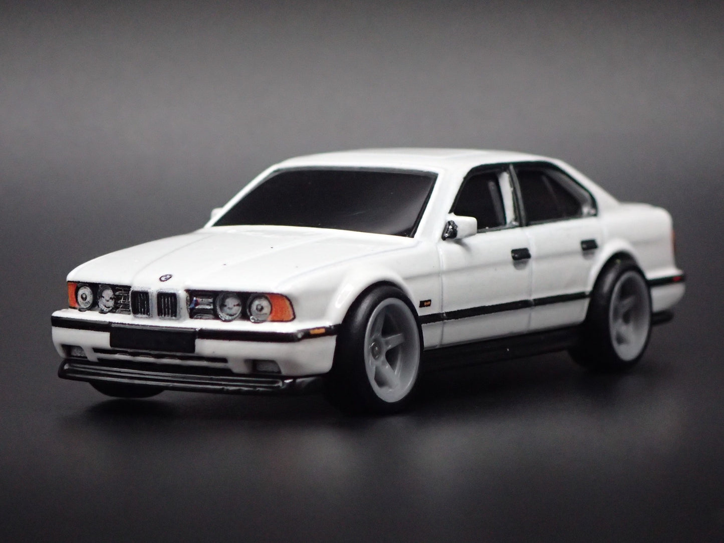 1988-1995 BMW M5 E34 WHITE 4 FOUR DOOR 1:64 SCALE COLLECTIBLE DIECAST MODEL CAR