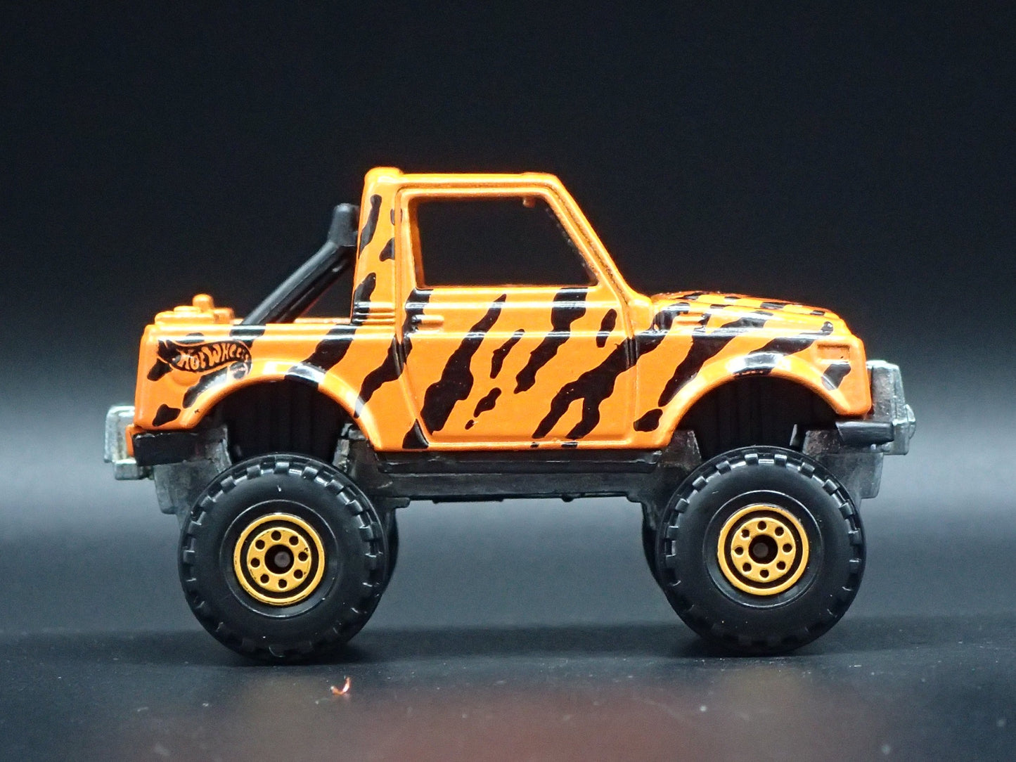 1992-1998 SUZUKI SAMURAI TRUCK 1:64 SCALE COLLECTIBLE DIORAMA DIECAST MODEL CAR