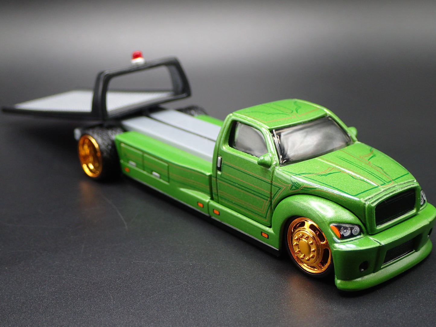 MODERN CUSTOM FLATBED CAR HAULER FORD GREEN 1:64 SCALE DIORAMA DIECAST MODEL CAR