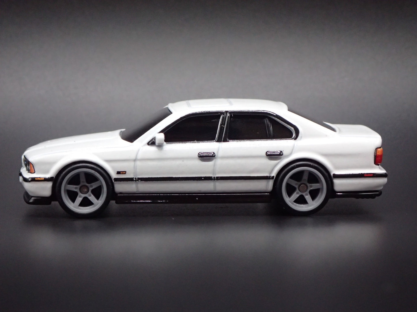 1988-1995 BMW M5 E34 WHITE 4 FOUR DOOR 1:64 SCALE COLLECTIBLE DIECAST MODEL CAR