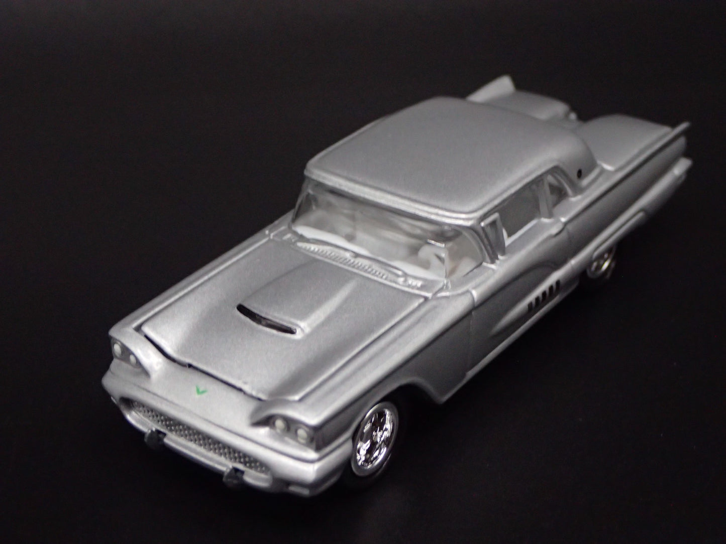 1958 58 FORD THUNDERBIRD TBIRD 1:64 SCALE COLLECTIBLE DIORAMA DIECAST MODEL CAR