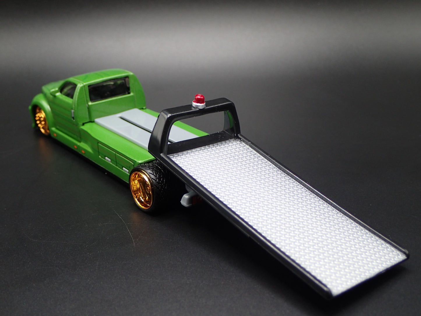 MODERN CUSTOM FLATBED CAR HAULER FORD GREEN 1:64 SCALE DIORAMA DIECAST MODEL CAR