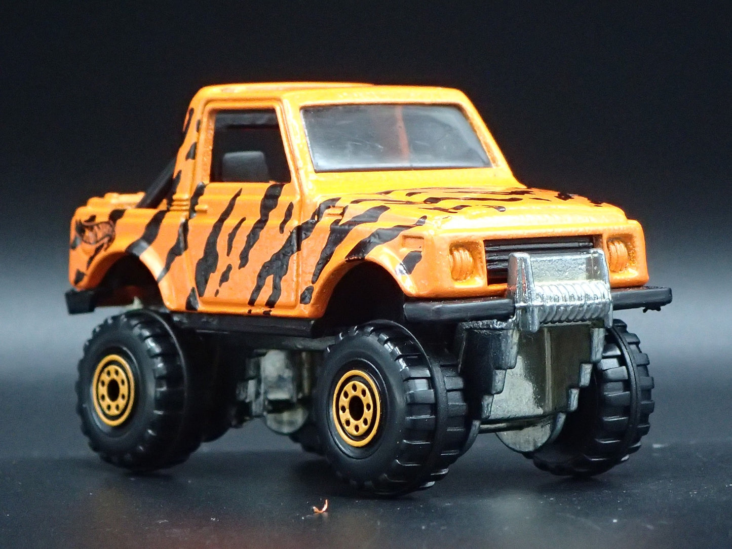 1992-1998 SUZUKI SAMURAI TRUCK 1:64 SCALE COLLECTIBLE DIORAMA DIECAST MODEL CAR