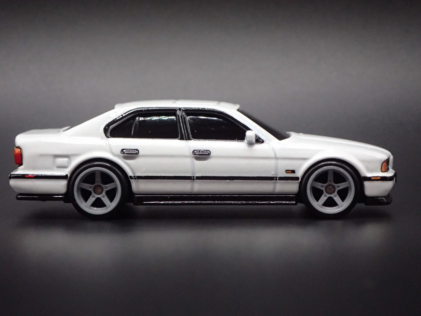 1988-1995 BMW M5 E34 WHITE 4 FOUR DOOR 1:64 SCALE COLLECTIBLE DIECAST MODEL CAR
