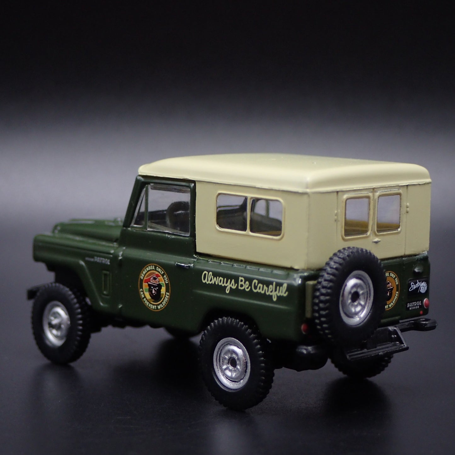 1960-1980 NISSAN PATROL W CANOE SMOKEY BEAR GREEN 1:64 SCALE DIECAST MODEL CAR