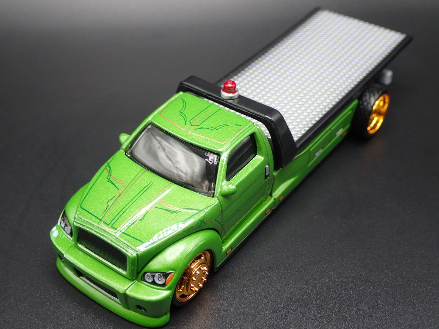 MODERN CUSTOM FLATBED CAR HAULER FORD GREEN 1:64 SCALE DIORAMA DIECAST MODEL CAR