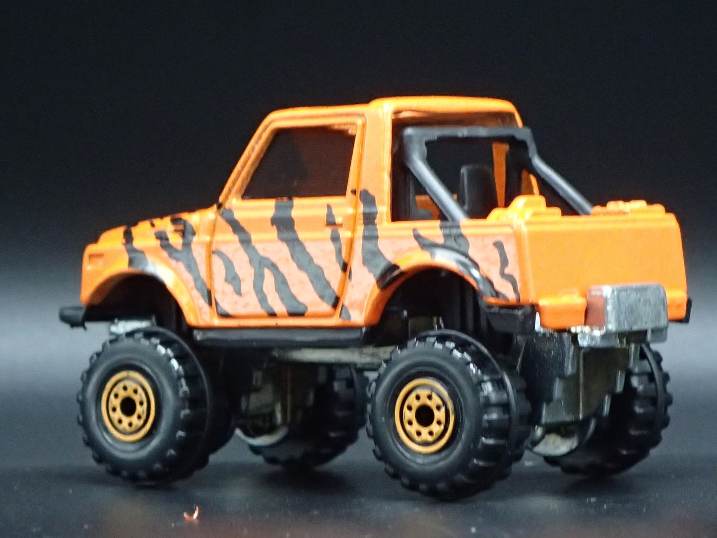 1992-1998 SUZUKI SAMURAI TRUCK 1:64 SCALE COLLECTIBLE DIORAMA DIECAST MODEL CAR