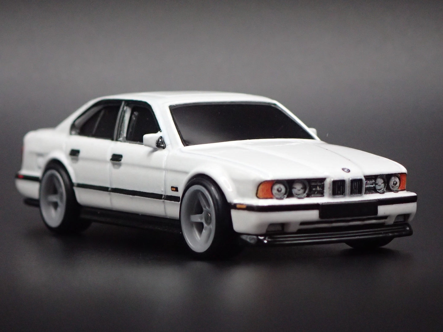 1988-1995 BMW M5 E34 WHITE 4 FOUR DOOR 1:64 SCALE COLLECTIBLE DIECAST MODEL CAR
