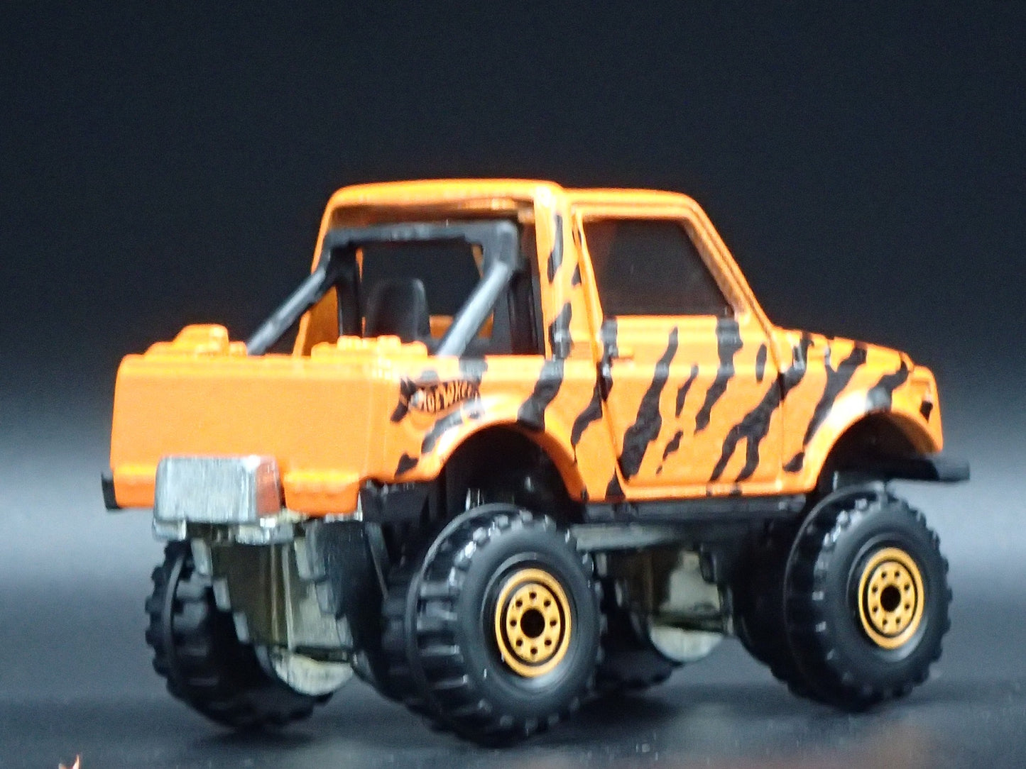 1992-1998 SUZUKI SAMURAI TRUCK 1:64 SCALE COLLECTIBLE DIORAMA DIECAST MODEL CAR