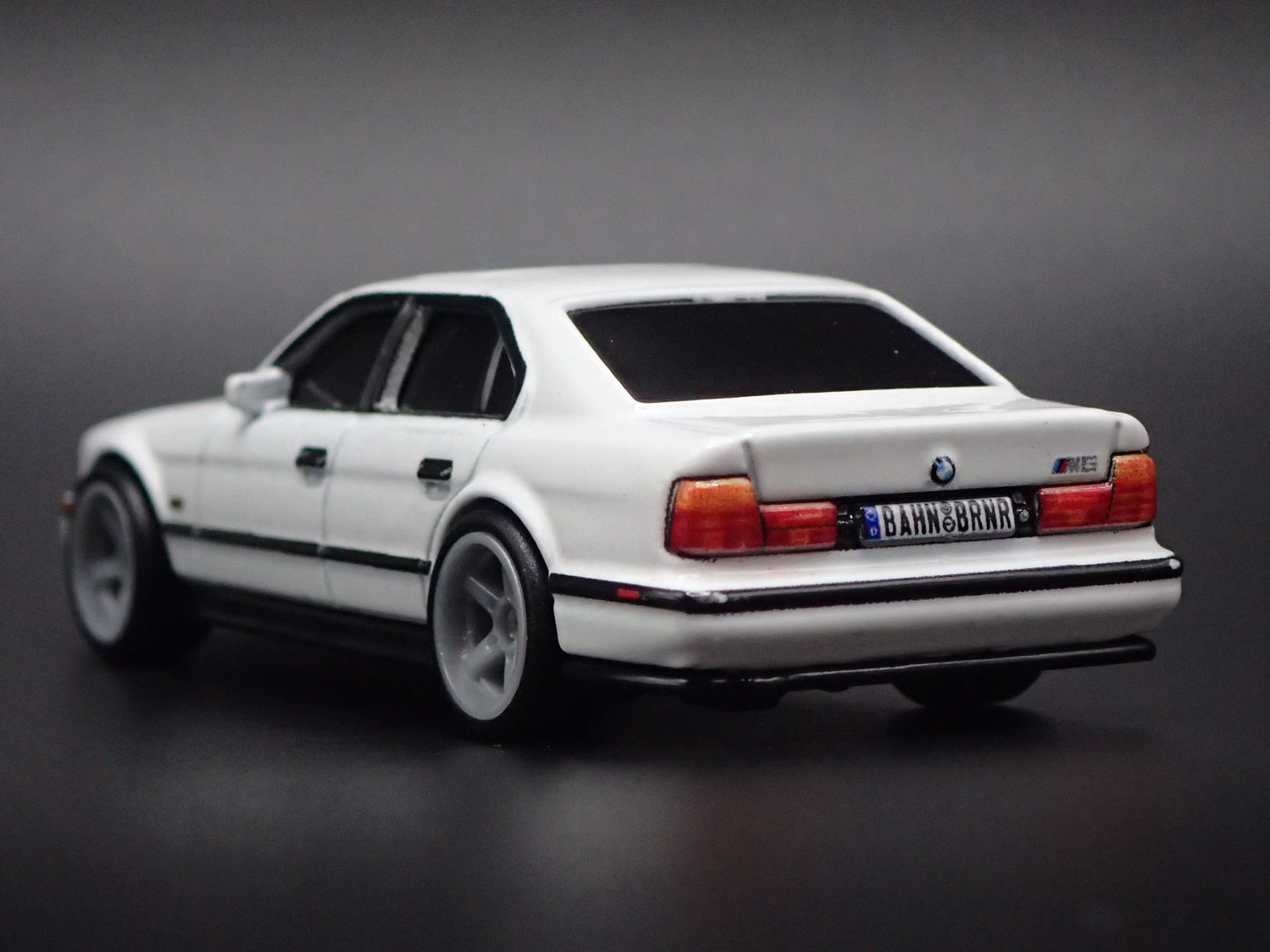 1988-1995 BMW M5 E34 WHITE 4 FOUR DOOR 1:64 SCALE COLLECTIBLE DIECAST MODEL CAR