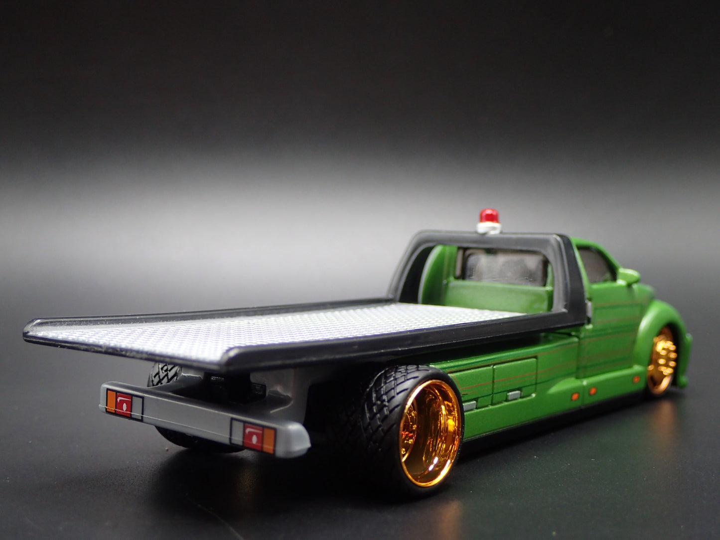 MODERN CUSTOM FLATBED CAR HAULER FORD GREEN 1:64 SCALE DIORAMA DIECAST MODEL CAR