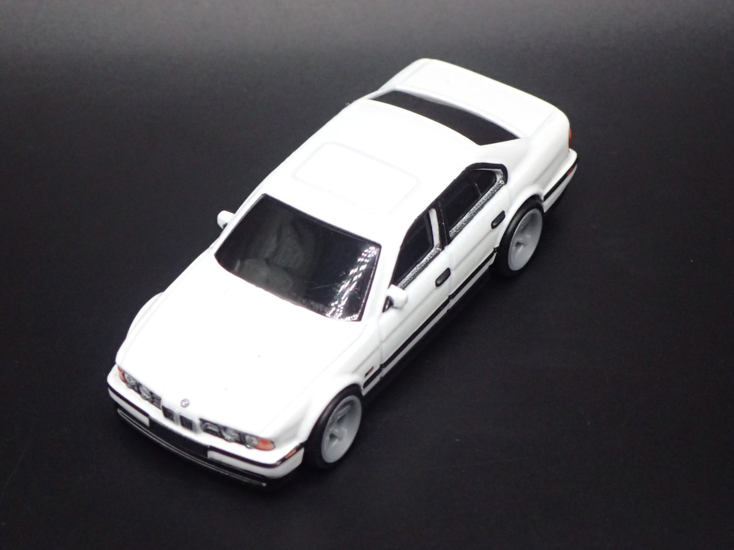1988-1995 BMW M5 E34 WHITE 4 FOUR DOOR 1:64 SCALE COLLECTIBLE DIECAST MODEL CAR