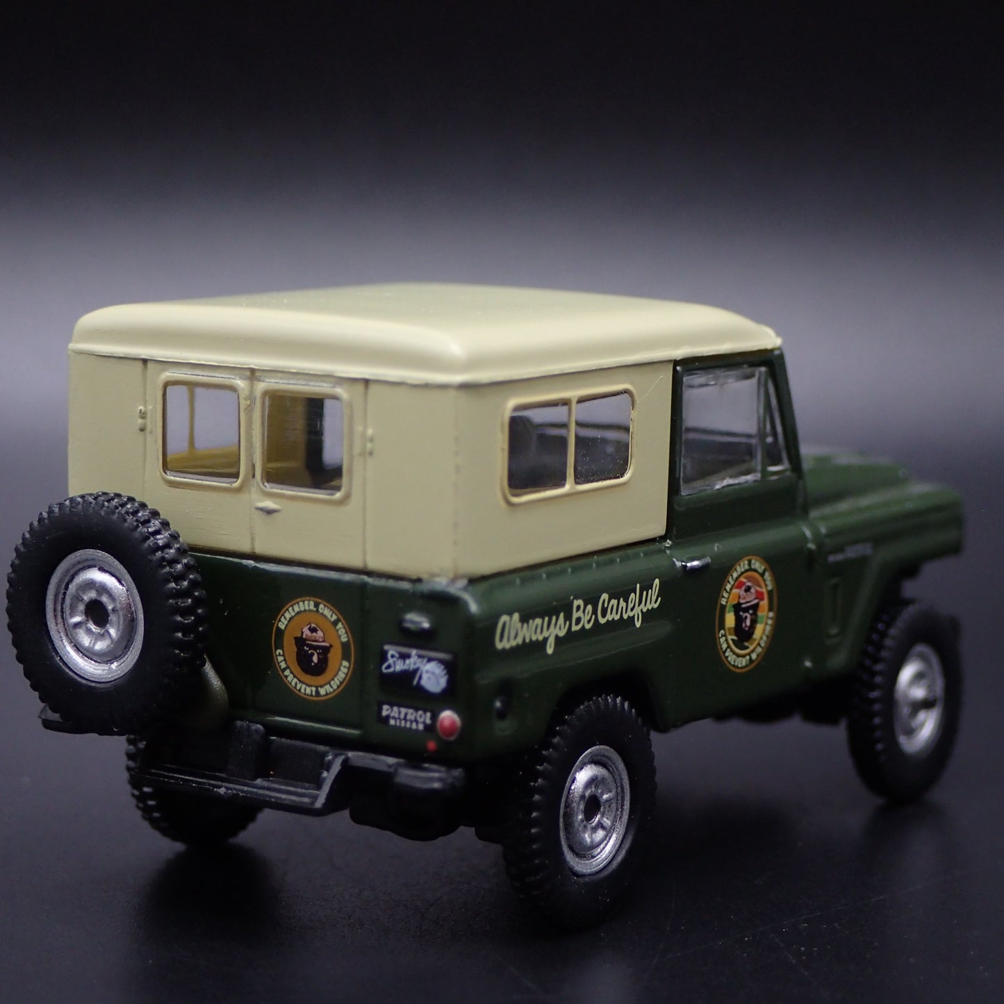 1960-1980 NISSAN PATROL W CANOE SMOKEY BEAR GREEN 1:64 SCALE DIECAST MODEL CAR