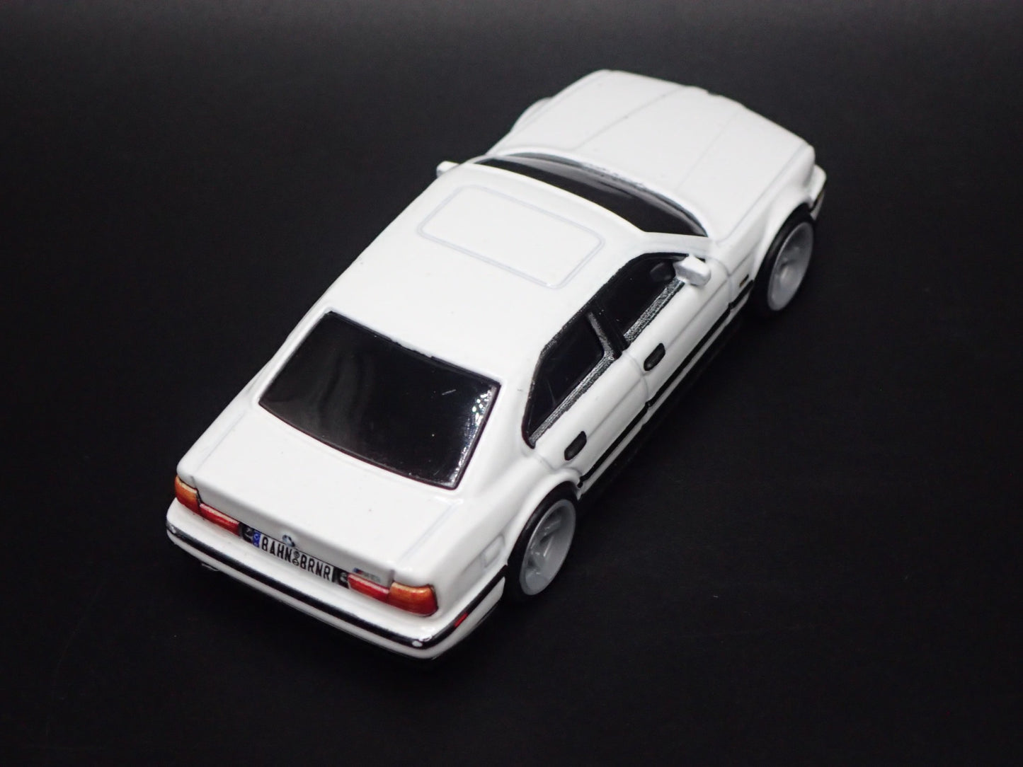1988-1995 BMW M5 E34 WHITE 4 FOUR DOOR 1:64 SCALE COLLECTIBLE DIECAST MODEL CAR