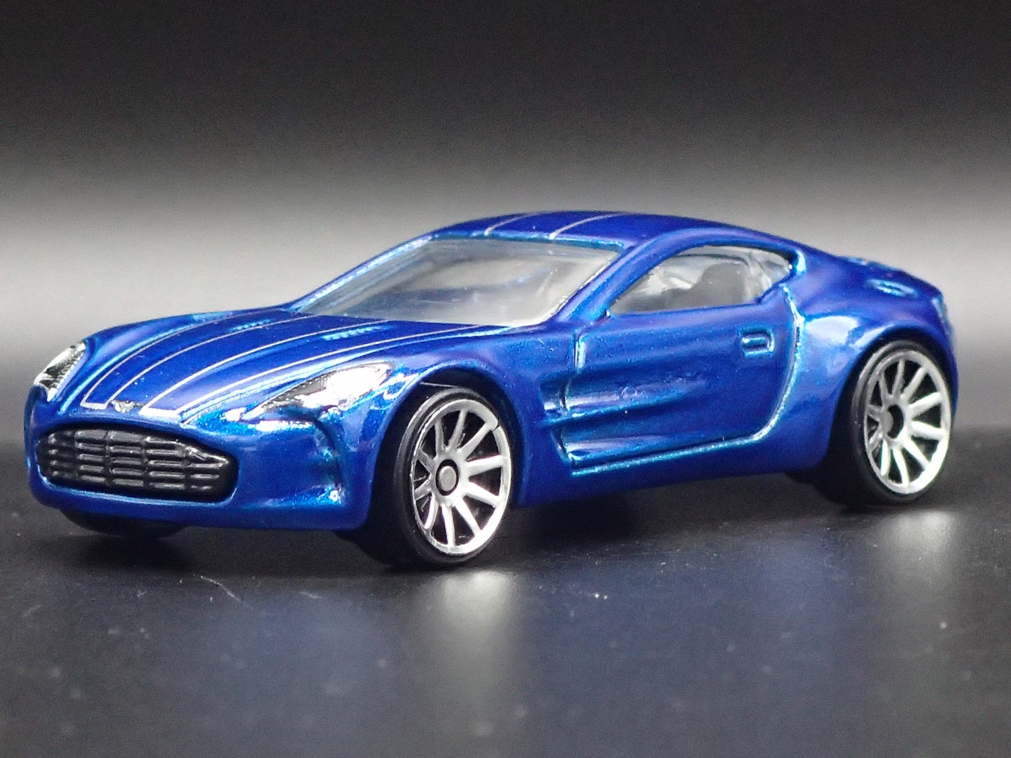 2009-2012 ASTON MARTIN ONE-77 1/64 SCALE COLLECTIBLE DIORAMA DIECAST MODEL CAR