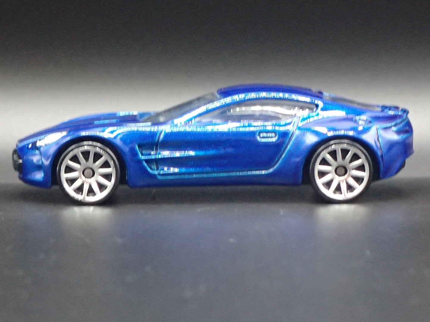 2009-2012 ASTON MARTIN ONE-77 1/64 SCALE COLLECTIBLE DIORAMA DIECAST MODEL CAR
