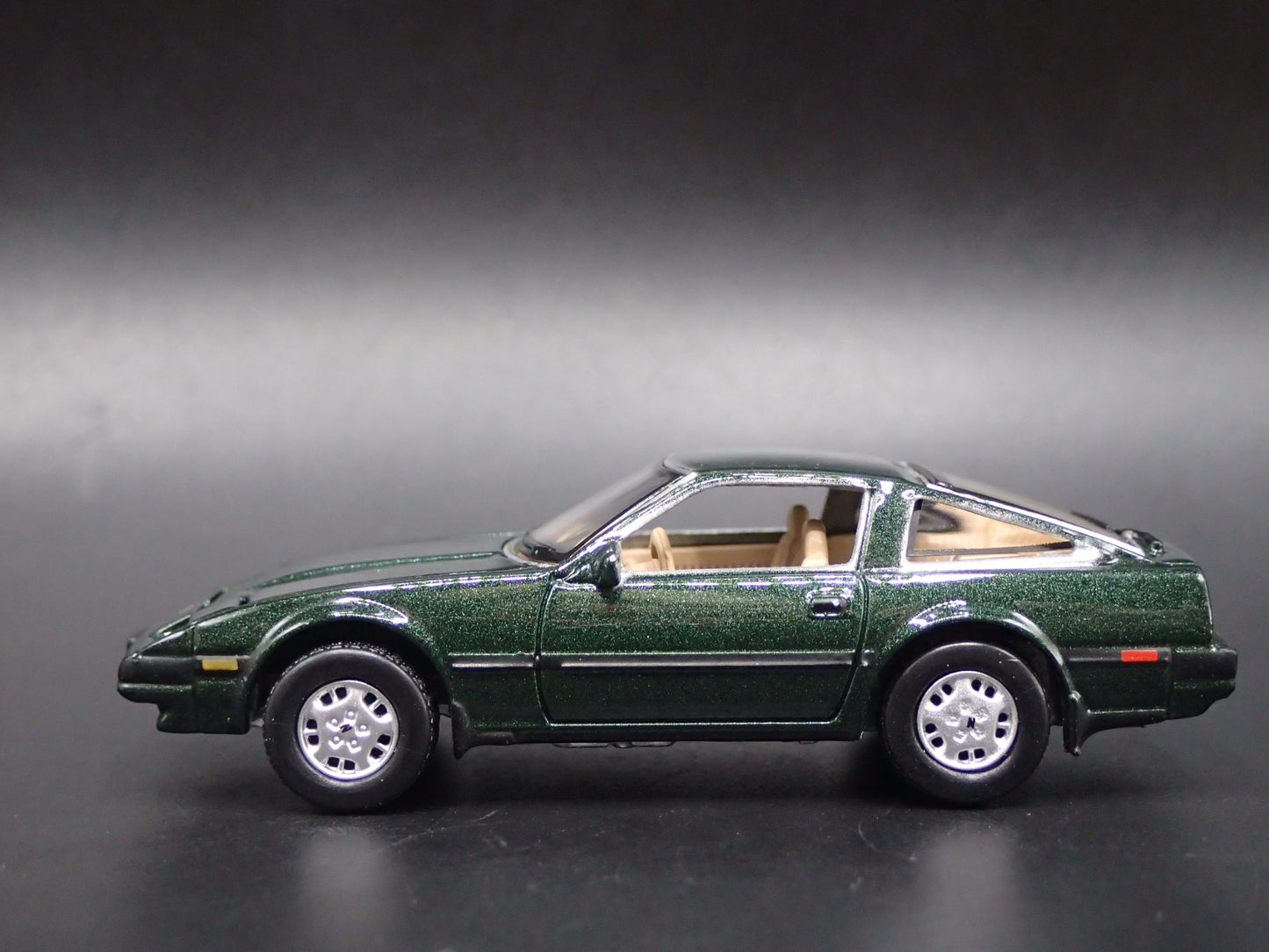 1983-1989 NISSAN 300ZX GREEN 1:64 SCALE COLLECTIBLE DIORAMA DIECAST MODEL CAR