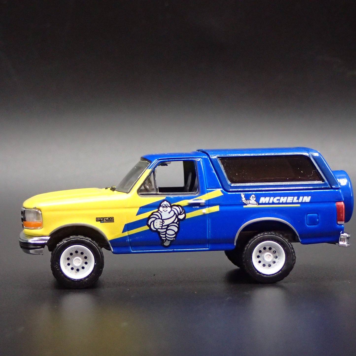 1996 96 FORD BRONCO XL MICHELIN MAN TIRES 1:64 SCALE DIORAMA DIECAST MODEL CAR