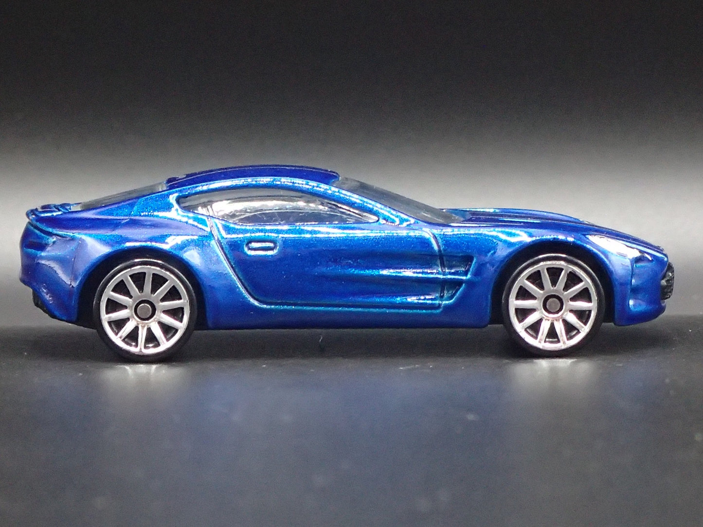 2009-2012 ASTON MARTIN ONE-77 1/64 SCALE COLLECTIBLE DIORAMA DIECAST MODEL CAR