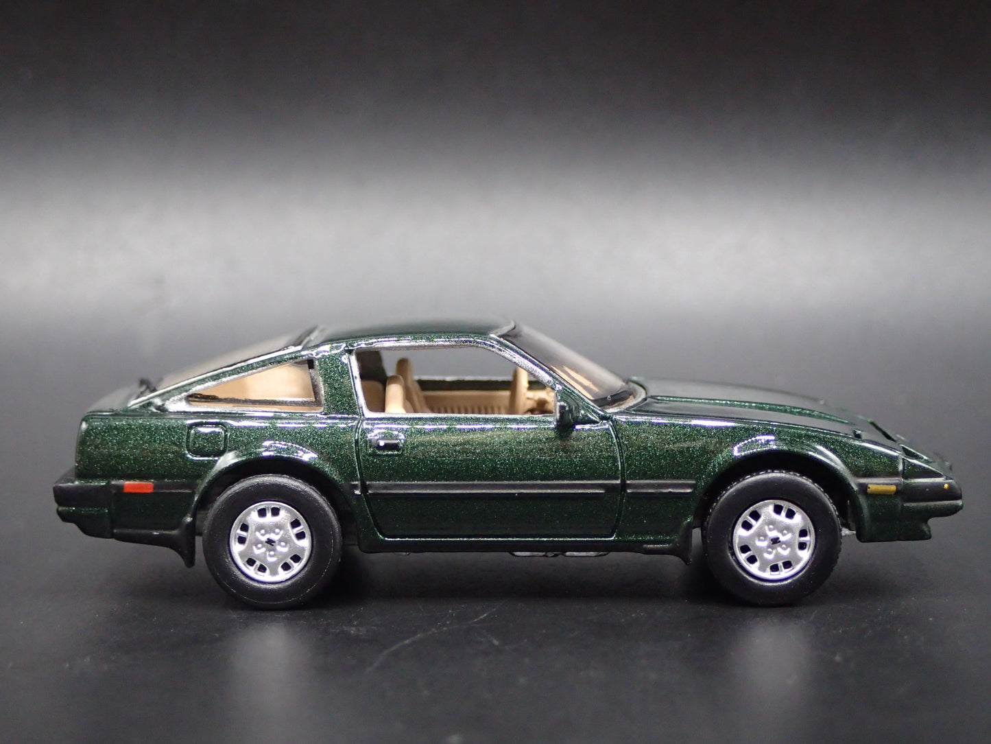 1983-1989 NISSAN 300ZX GREEN 1:64 SCALE COLLECTIBLE DIORAMA DIECAST MODEL CAR