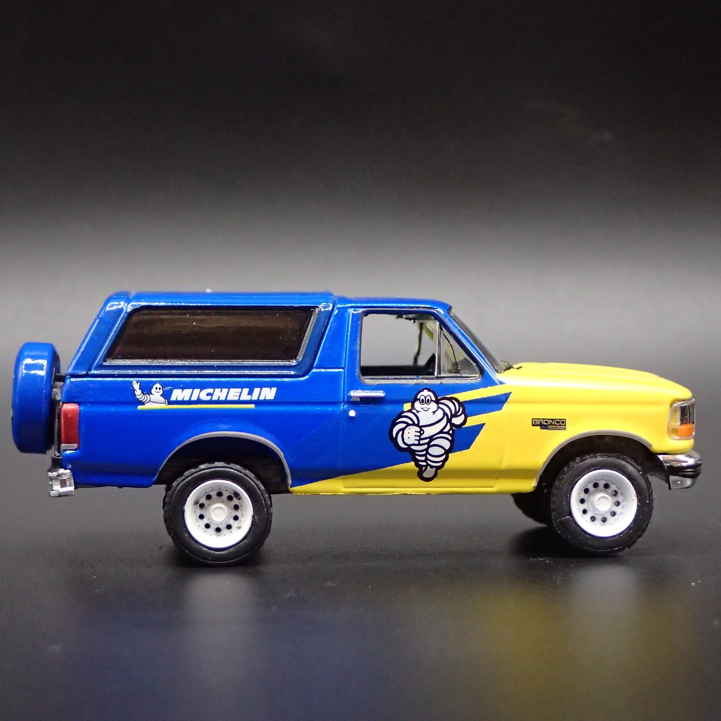 1996 96 FORD BRONCO XL MICHELIN MAN TIRES 1:64 SCALE DIORAMA DIECAST MODEL CAR