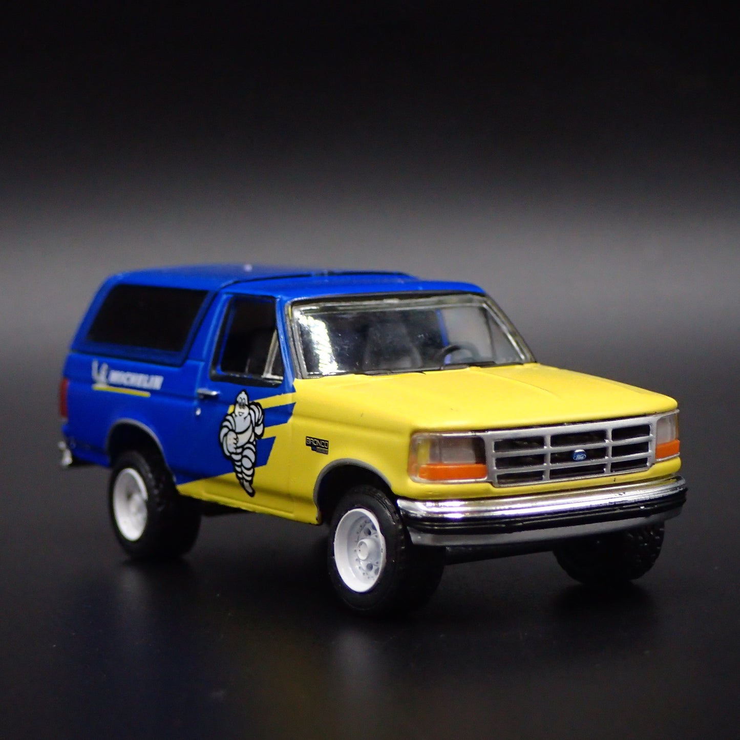 1996 96 FORD BRONCO XL MICHELIN MAN TIRES 1:64 SCALE DIORAMA DIECAST MODEL CAR