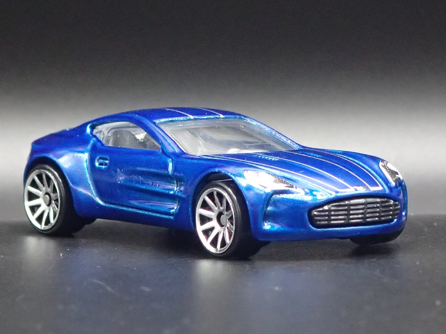 2009-2012 ASTON MARTIN ONE-77 1/64 SCALE COLLECTIBLE DIORAMA DIECAST MODEL CAR